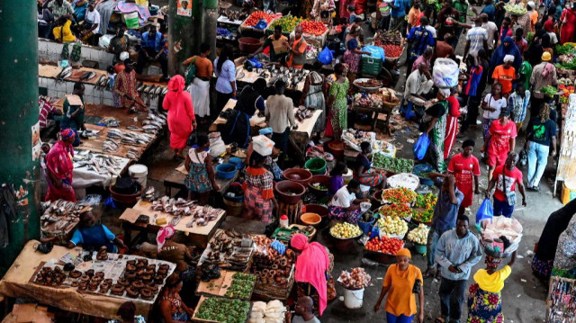 Des vendeurs de nourriture se tiennent à leurs étals au marché d'Adjame, une commune populaire d'Abidjan, le 15 janvier 2025 