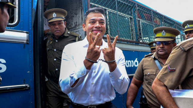 La police escorte Yoshitha Rajapaksa (C), ancien officier subalterne de la marine et fils de l'ancien président du Sri Lanka, Mahinda Rajapaksa, au tribunal de Colombo, le 27 janvier 2025.