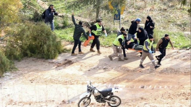 Des sauveteurs transportent une personne blessée, abattue par des soldats israéliens après avoir tenté de marcher vers Mays Al-Jabal, dans le sud du Liban, le 26 janvier 2025.