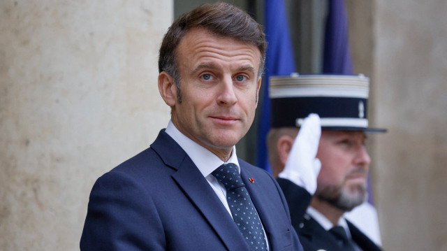 Le président français Emmanuel Macron accueille le chancelier allemand avant une réunion au palais présidentiel de l'Élysée à Paris, le 22 janvier 2025.