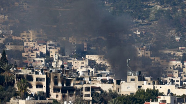 Des volutes de fumée s'élèvent au-dessus du camp de réfugiés palestiniens de Jénine, en Palestine occupée, lors d'un raid israélien, le 27 janvier 2025.