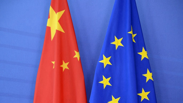 Le drapeau chinois est déployé à côté du drapeau de l'Union européenne lors d'un sommet UE-Chine au siège de la Commission européenne à Bruxelles, le 29 juin 2015. 