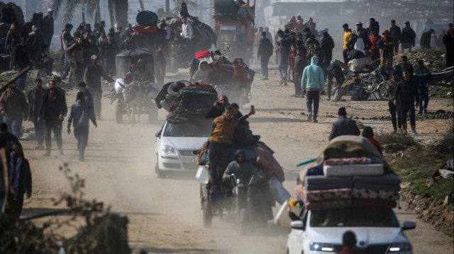 Des Palestiniens déplacés se dirigent vers la ville de Gaza en traversant le corridor de Netzarim, le 27 janvier 2025.