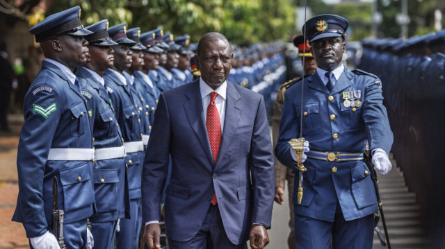 Le président kenyan William Ruto (C) inspecte une garde d'honneur au Parlement.