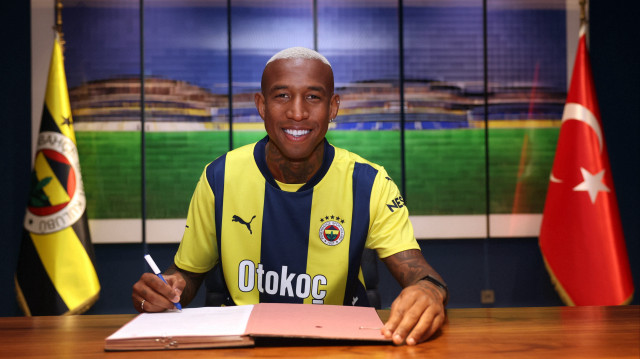 30 yaşındaki futbolcu resmi imzayı attı.