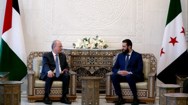 Le Premier ministre palestinien, Mohammed Mustafa (G) et le chef de la nouvelle administration syrienne Ahmed Al-Sharaa (D) lors d'une visite officielle à Damas en Syrie, le 28 janvier 2025.
