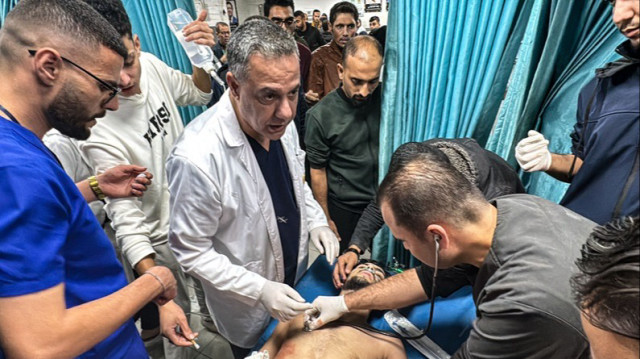 Le directeur de l'hôpital Kamal Adwan, Hussam Abu Safiyya (C).