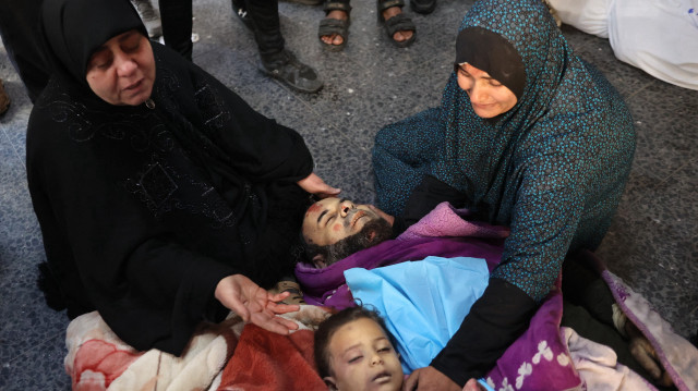 Des femmes palestiniennes pleurent des membres de leur famille, tués lors d'une frappe israélienne la nuit précédente, à l'hôpital arabe Al-Ahli, également connu sous le nom d'hôpital baptiste, dans la ville de Gaza, le 1er janvier 2025, alors que la guerre entre Israël et les militants du Hamas se poursuit.