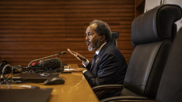 Le président de la Somalie Hassan Sheikh Mohamud donne une conférence de presse après la 37e session ordinaire de l'Assemblée de l'Union africaine (UA) au siège de l'UA à Addis-Abeba, le 17 février 2024.