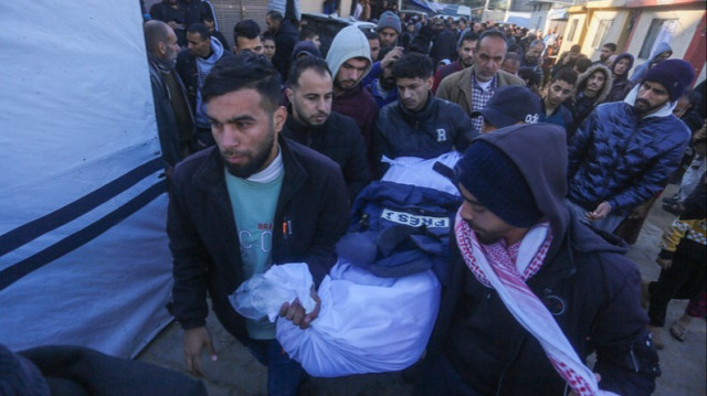 Le corps du journaliste palestinien, Omar Al-Dirawi, tué lors d'une attaque de l'armée israélienne sur le camp de Nuseirat, dans la Bande de Gaza, le 03 janvier 2025.