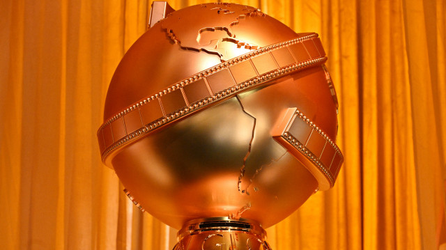 Une statue des Golden Globes, dans la salle de bal pendant les préparatifs de la 82e cérémonie annuelle des Golden Globes à l'hôtel Beverly Hilton à Beverly Hills, Californie, le 2 janvier 2025.