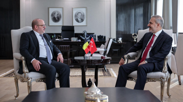 Le Ministre fédérale belge des Affaires étrangères, des Affaires européennes et du Commerce extérieur, et des Institutions culturelles fédérales, Bernard Quintin, et le ministre turc des Affaires étrangères, Hakan Fidan, lors d'une rencontre à Ankara, le 02 janvier 2025.