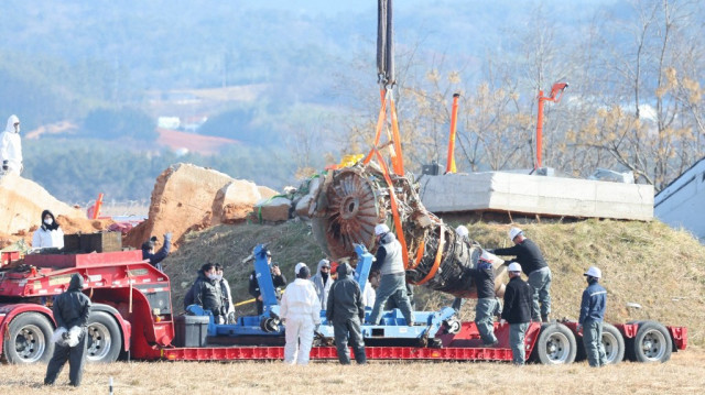 L'opération de sauvetage de l'avion Boeing 737-800 de Jeju Air qui s'est écrasé et a pris feu à l'aéroport international de Muan, à Muan, le 3 janvier 2025. 