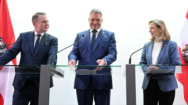 De gauche à droite, Andreas Babler (social-démocrate), Karl Nehammer (conservateur) et Beate Meinl-Reisinger (libéral) s'adressent à la presse à la suite de discussions sur la formation d'un nouveau gouvernement, le 18 novembre 2024 à Vienne, en Autriche.