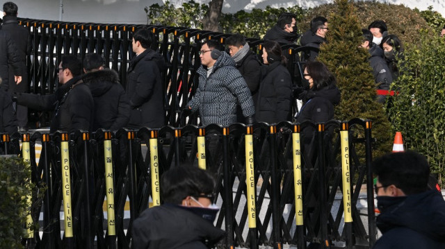 Des enquêteurs anti-corruption quittent la résidence du président sud-coréen Yoon Suk Yeol, à Séoul, le 3 janvier 2025, après avoir annulé leur tentative d'arrestation de M. Yoon.