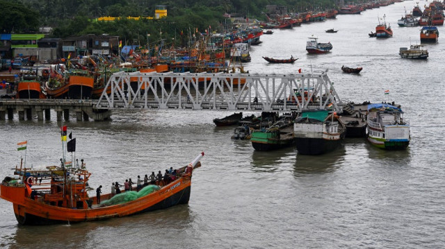 Des chalutiers reviennent après avoir capturé du poisson Hilsa en mer, à Namkhana, dans l'État indien du Bengale occidental, le 10 septembre 2024.