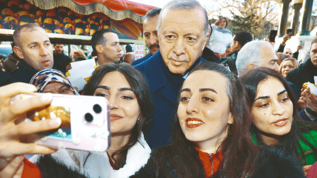 Cumhurbaşkanı Erdoğan, İstanbul Sultanahmet Meydanı'nda sohbet ettiği vatandaşların Regaib Kandili'ni kutladı. Erdoğan, vatandaşlarla hatıra fotoğrafı çektirdi.