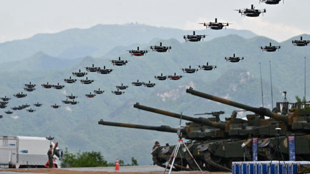 Des drones militaires sud-coréens volent en formation lors d'un exercice militaire.