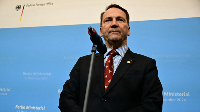 Le ministre polonais des Affaires étrangères, Radek Sikorski, prononçant une déclaration à son arrivée à la Villa Borsig à Berlin, le 12 décembre 2024, lors d'une réunion des ministres européens des Affaires étrangères consacrée à l'Ukraine.