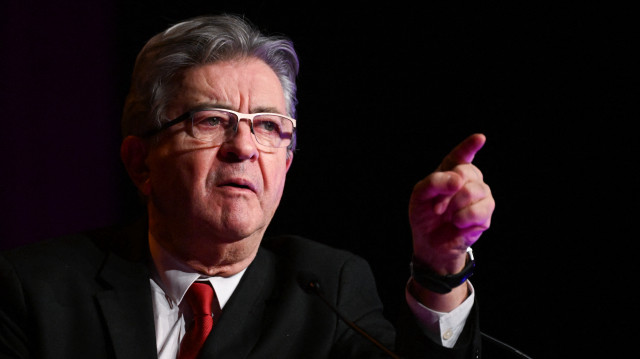 Le fondateur du parti de gauche La France Insoumise (LFI), Jean-Luc Mélenchon, prononce un discours lors d'un meeting à Redon, dans l'ouest de la France, le 9 décembre 2024.