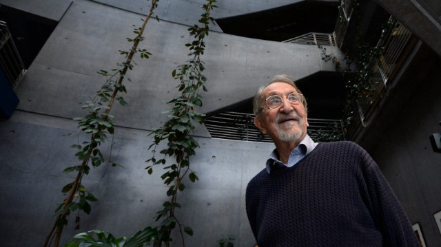 Le professeur américano-autrichien Martin Karplus arrive pour donner une conférence de presse à l'Université de Strasbourg, le 13 novembre 2013.