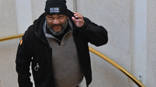 L'humoriste français controversé Dieudonné M'bala M'bala alors qu'il arrive avant de comparaître devant le tribunal correctionnel de Rennes, dans l'ouest de la France, le 8 janvier 2023.