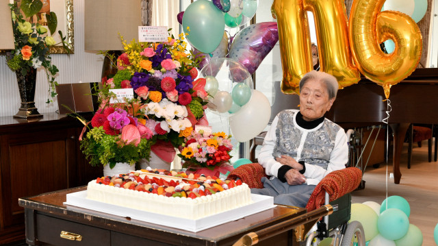 La photo d'archive prise le 23 mai 2024 et fournie à l'AFP le 22 août 2024 par le gouvernement de la ville d'Ashiya montre la Japonaise Tomiko Itooka célébrant son 116e anniversaire, dans la ville d'Ashiya, préfecture de Hyogo. La personne la plus âgée du monde, la Japonaise Tomiko Itooka, est décédée à l'âge de 116 ans, a annoncé la ville où elle vivait le 4 janvier 2025. Itooka, qui avait quatre enfants et cinq petits-enfants, est décédée le 29 décembre dans une maison de retraite, a annoncé la ville d'Ashiya.