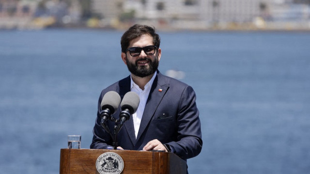 Le président chilien Gabriel Boric s'exprime lors d'une conférence de presse conjointe avec le président français Emmanuel Macron après avoir visité le brise-glace Almirante viel de la marine chilienne à Muelle Molo de Abrigo, à Valparaiso, au Chili, le 21 novembre 2024.