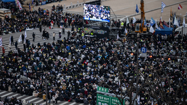 Des personnes se rassemblent pour protester contre la destitution du président sud-coréen Yoon Suk Yeol devant la porte Gwanghwamun à Séoul le 4 janvier 2025. La direction politique de la Corée du Sud s'est retrouvée en territoire inconnu le 4 janvier après que le président en exercice a résisté à l'arrestation pour un décret de loi martiale manqué, quelques jours avant l'expiration du mandat d'arrêt.