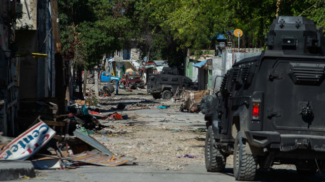 La police patrouille autour de l'hôpital Bernard Mevs où des gangs armés ont semé la violence à Port-au-Prince le 17 décembre 2024.