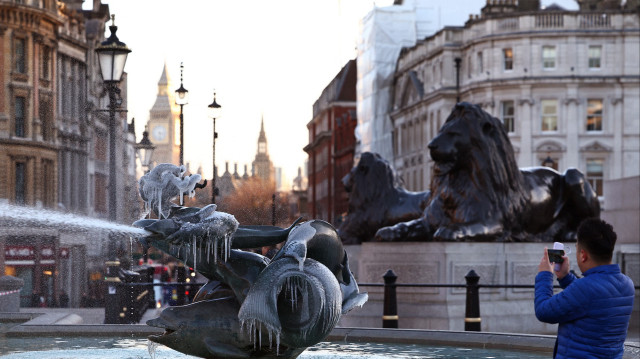 Des glaçons pendent d'une sculpture de fontaine gelée à Trafalgar Square, dans le centre de Londres, le 16 janvier 2024, alors que l'air froid de l'Arctique apporte de la neige et des températures glaciales au Royaume-Uni.