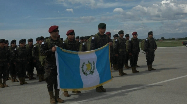 Plus de 75 soldats guatémaltèques arrivent à Port-au-Prince pour aider la police d'Haïti à enrayer la violence des gangs, au lendemain de l'arrivée d'un premier contingent, portant leur nombre à plus de 150. Ces soldats d'Amérique latine viennent renforcer les effectifs de la Mission multinationale d'appui à la sécurité (MMAS), dépendante de l'ONU. "Ces renforts amélioreront considérablement notre capacité à lutter contre les gangs criminels," salue le commandant en chef de la MMAS, Godfrey Otunge. 