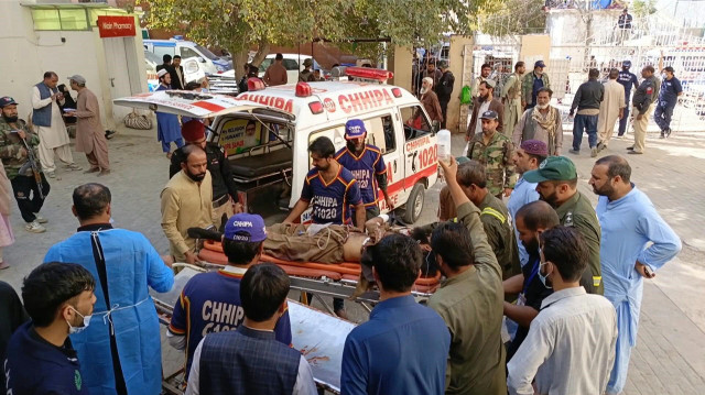 Une explosion revendiquée par des séparatistes baloutches a fait samedi 26 morts, dont 14 soldats, sur un quai de la principale gare du Baloutchistan, remuante province du sud-ouest du Pakistan, selon un nouveau bilan hospitalier. 