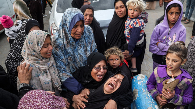 Des femmes pleurent leurs proches tués par les bombardements israéliens devant l'hôpital des Martyrs d'Aqsa à Deir el-Balah, dans le centre de la bande de Gaza, le 5 janvier 2025, alors que la guerre se poursuit dans le territoire palestinien entre Israël et le Hamas.