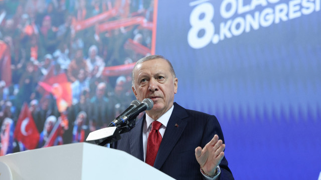 Le président turc et chef du Parti de la justice et du développement (AK Parti), Recep Tayyip Erdogan, prononce un discours lors du 8e congrès provincial ordinaire de son parti au Hayri Gur Indoor Sports Hall à Trabzon, en Türkiye, le 5 janvier 2025.