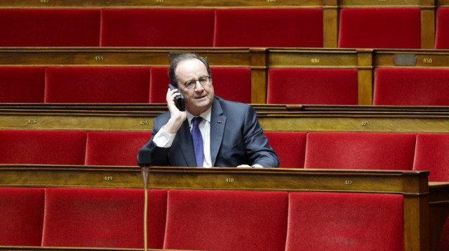 Le député Socialistes et Apparentes François Hollande parle au téléphone lors d'une séance de vote du projet de loi de finances rectificative à l'Assemblée nationale à Paris le 16 décembre 2024.