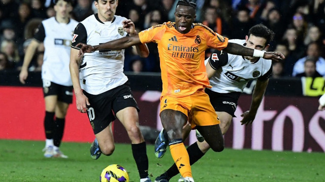 L'attaquant brésilien du Real Madrid, Vinicius Junior, lors du match de football de la Liga espagnole entre le Valence CF et le Real Madrid CF, au stade Mestalla, à Valence, le 3 janvier 2025.