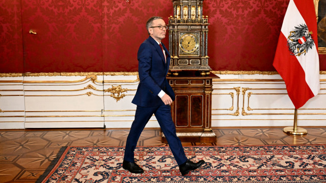 Le leader du parti d'extrême droite Liberté (FPO), Herbert Kickl, quittant les lieux après s'être entretenu avec le président autrichien le 6 janvier 2025, au palais présidentiel de la Hofburg à Vienne, Autriche.