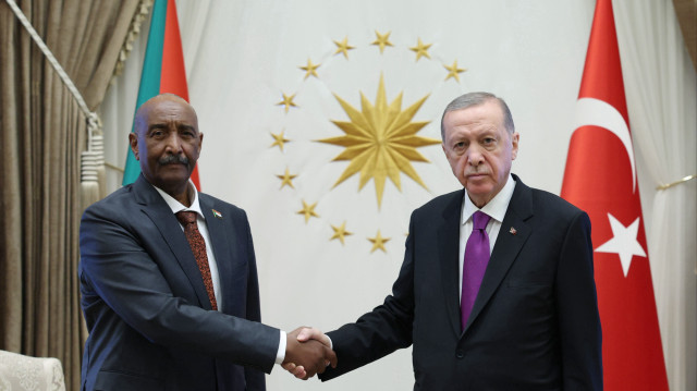 Le président turc Recep Tayyip Erdoğan et le président du Conseil de souveraineté soudanais, le général Abdulfettah el-Burhan.