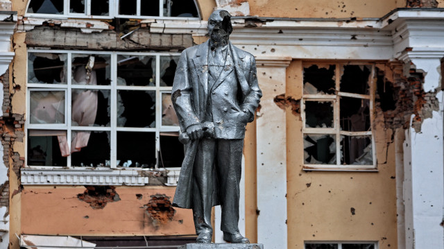 Une statue endommagée de Vladimir Lénine dans la ville russe de Sudzha, contrôlée par l'Ukraine, dans la région de Koursk, le 16 août 2024.