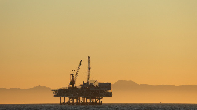 La plateforme pétrolière et gazière Esther au loin, le 5 janvier 2025 à Seal Beach, Californie.