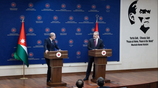 Le ministre des Affaires étrangères Hakan Fidan (G) et le ministre jordanien des Affaires étrangères Ayman Al-Safedi (D), lors d'une conférence de presse conjointe à Ankara en Türkiye, le 06 janvier 2025.