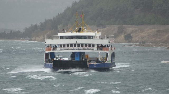 Çanakkale'de bazı feribot seferleri fırtına nedeniyle iptal edildi.