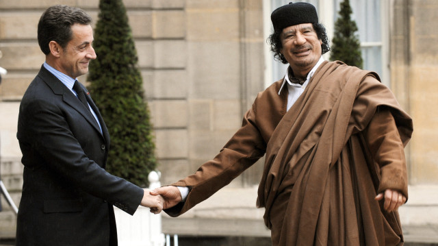 L'ancien président français Nicolas Sarkozy accueillant le dirigeant libyen Moamar Kadhafi au palais de l'Élysée à Paris, le 10 décembre 2007.