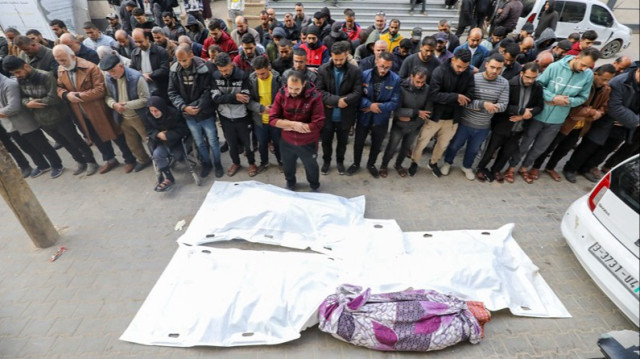 Des Palestiniens prient pour les victimes de l'attaque israélienne dans le centre de la ville de Gaza.