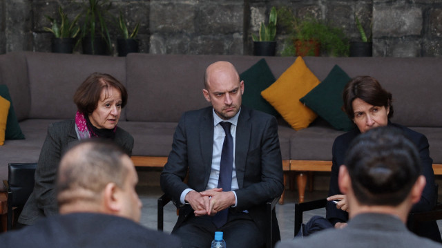 Le ministre français des affaires étrangères, Jean-Noël Barrot (au centre), lors d'une rencontre avec les représentants de la société civile syrienne à Damas le 3 janvier 2025.