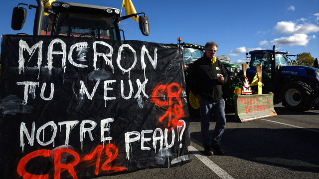 Des membres de la Coordination Rurale (CR), un syndicat agricole français, bloquant l'entrée d'un centre de distribution de supermarchés Carrefour à Colomiers, dans la banlieue de Toulouse, le 22 novembre 2024.