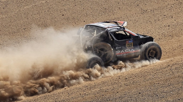 Le pilote français Sébastien Loeb et son copilote Fabian Lurquin conduisent leur Dacia endommagée sur une piste après un accident lors de la 3e étape du 47e rallye Dakar, entre Bisha et Al Henakiyah, le 7 janvier 2025.