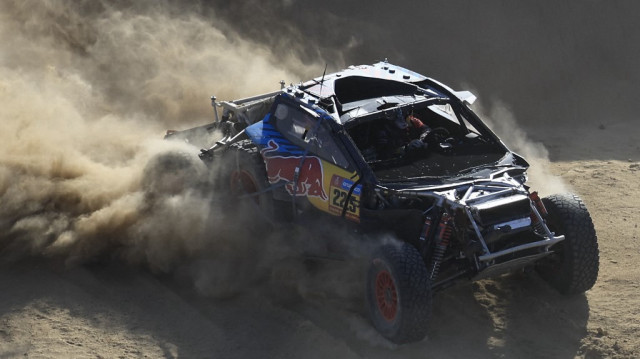 Le pilote espagnol Carlos Sainz conduit sa voiture, assisté de son copilote Lucas Cruz, lors de l'étape 2B du 47e rallye Dakar entre Bisha et Bisha, le 6 janvier 2025.