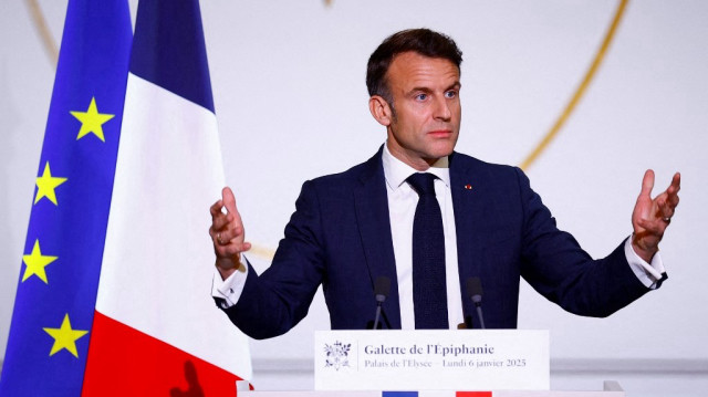 Le président français Emmanuel Macron gesticule au Palais de l'Élysée à Paris, le 6 janvier 2025.